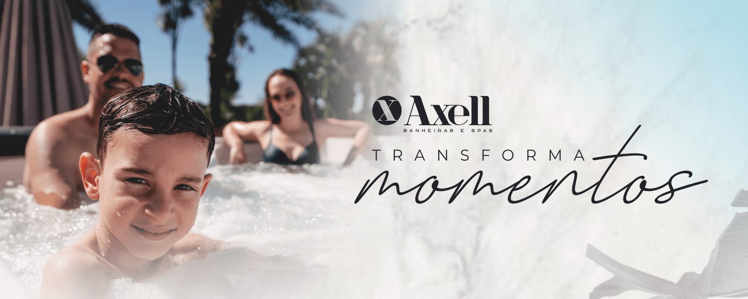 Uma família sorridente em um SPA da Axell, apresenta uma sobreposição com a logo da Axell e um texto: Transforma momentos.